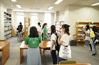 校内見学(図書館)