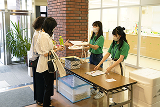 新しく完成したパンフレットなどの資料を配布!