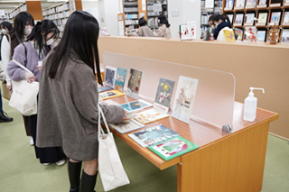 図書館でのクリスマス絵本の展示