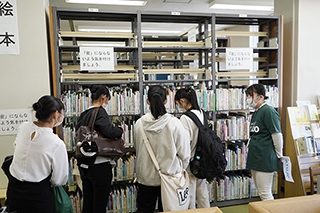 キャンパスツアー_図書館見学