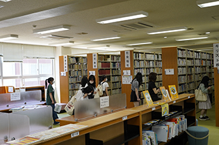 キャンパスツアー_図書館見学