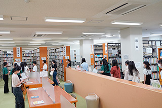 キャンパスツアー「図書館」