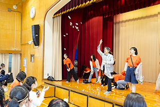 学内企画　菓子まき