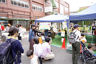 ご家族連れも多数来学！