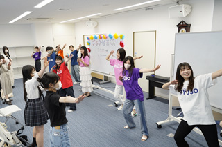 柳城の楽しいゼミ活動「みんなで踊ってジェスチャーゲーム」